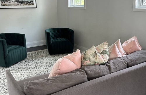 Fairfield House | Entire House, walk to Beach & Town---Fairfield. 5bedrooms. 4.5 bathroom