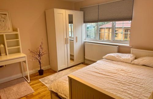 Hemel Hempstead House | Entire house with a large lounge