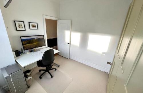 Graveney Apartment | Entire Modern Apartment with Garden Near Underground Station