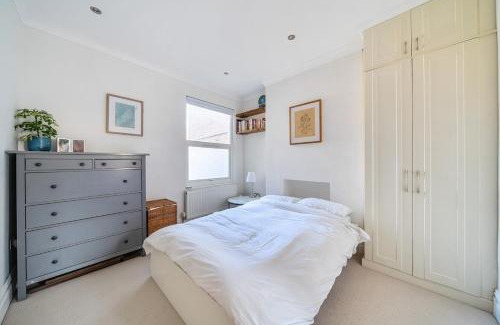Graveney Apartment | Entire Modern Apartment with Garden Near Underground Station