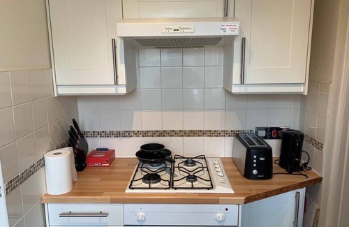 Turnham Green Apartment | Entire One Bedroom Serviced Flat In Chiswick London, Kitchen, Wifi, TV and more