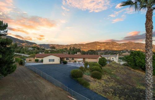 Jamul House | Entire Private 3BR-2Bth, Mountain View, Jetted Tub, 2500 sqft, King Bed,Garage, Available Now