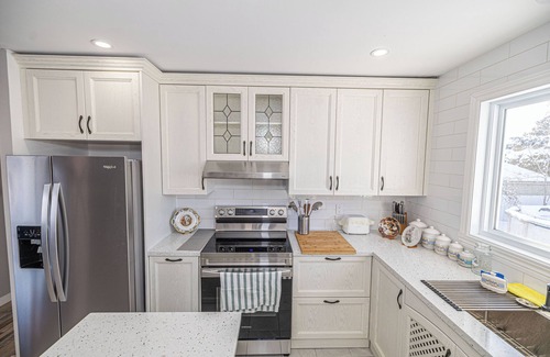 Chambly House | Entire Renovated 5BDR House in Chambly, ALL NEW! Swimming pool