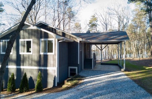 Anderson House | Entire Residential Lake Home in a Quiet Cove