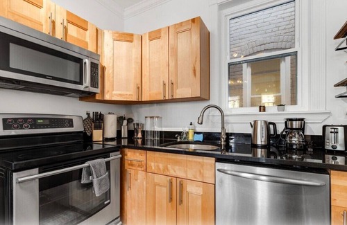 Eckington House | Entire Rowhome in Northwest Washington (Free Parking Spot Included)
