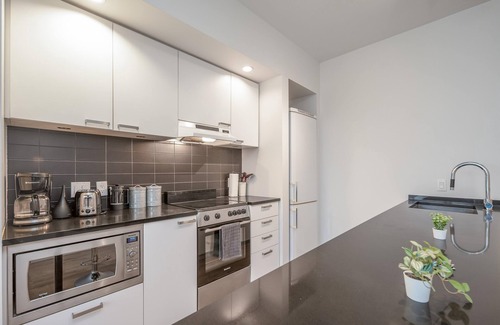 Downtown Eastside Apartment | Entire Space of Modern Apartment in Downtown Vancouver Neighbourhood