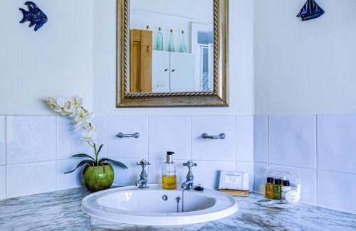 Westcliff-on-Sea Apartment | Entire studio with private parking and balcony