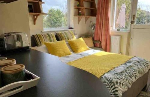 Westcliff-on-Sea Apartment | Entire studio with private parking and balcony