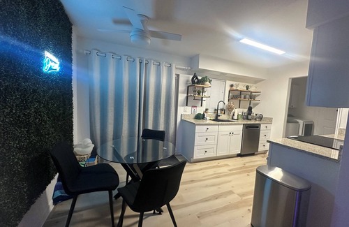 Lake Eola Heights House | Eola Retreat 2-bedroom with Private backyard and hot tub. Walk to Lake Eola