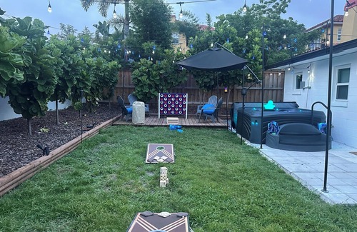 Lake Eola Heights House | Eola Retreat 2-bedroom with Private backyard and hot tub. Walk to Lake Eola