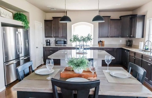 Johnstown House | Epic 6BR Getaway Theater Hot Tub Sleeps 16+