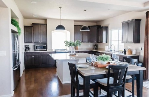 Johnstown House | Epic 6BR Getaway Theater Hot Tub Sleeps 16+