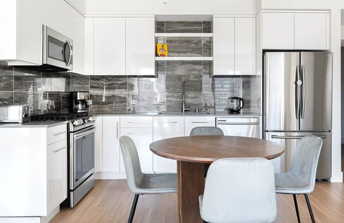 Downtown Oakland Apartment | Epic Oakland 2BR w/AC, W/D, Sky Deck, next to BART, by Blueground