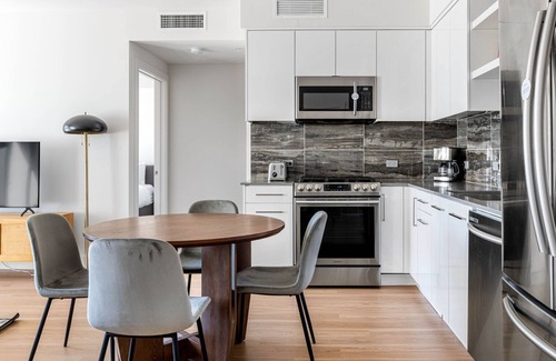Downtown Oakland Apartment | Epic Oakland 2BR w/AC, W/D, Sky Deck, next to BART, by Blueground