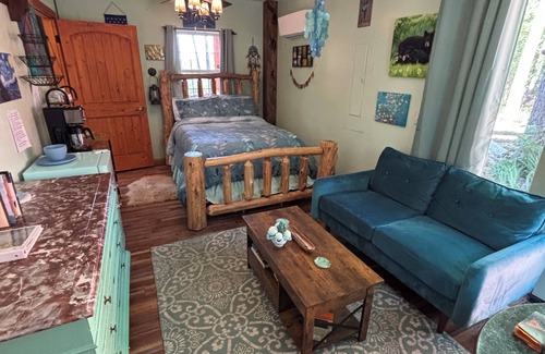Eureka Springs Apartment | Epic Sunsets Mountainviews Jacuzzi spa & Public Lake access