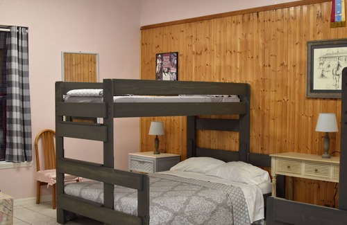 Reddick Apartment | Equine Friendly- Studio Apartment & 6 Stalls