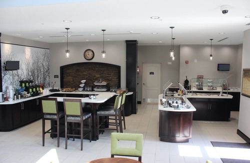 Miamisburg Apartment | Equipped King Suite | Free Wi-Fi, Free Daily Breakfast + Pool Access