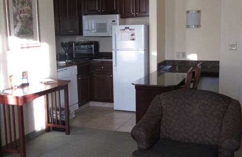 Kalamazoo Condo | Equipped Suite | Business Center, Free Daily Breakfast + Indoor Pool