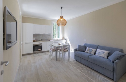 Lacona Apartment | Equipped with all comforts, it is located on the second floor and consists of one double bedroom and