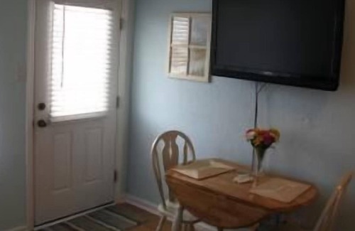 Cape May - Wildwood Condo | Erin Shores 1BDRM, 2 POOLS 1 HEATED, 2 BLOCKS TO BOARDWALK central air/wifi/catv