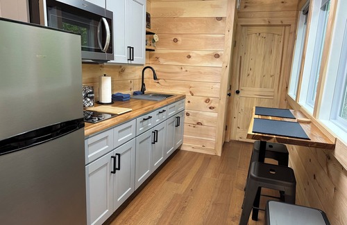 Stanton Cabin | ESCAPE!-In The Woods of Red River Gorge!-Hot Tub-High Speed WIFI!-Outdoor Shower