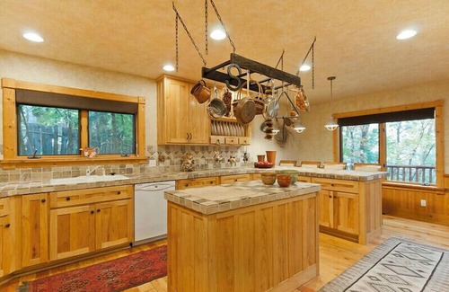 Sundance Cabin | Escape Lodge - Hot Tub, Large Deck, Sauna, Gym.