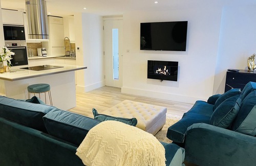 Snaresbrook Apartment | Escape London in London - 2 bed luxury apartment in lovely Wanstead