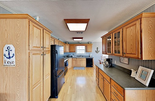 Crystal Beach House | Escape | Steps to Beach | Large Deck | Group Ready