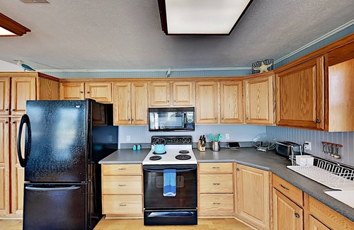 Crystal Beach House | Escape | Steps to Beach | Large Deck | Group Ready