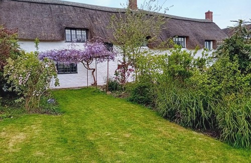 Ilton Cottage | Escape to a cosy six-bedroom holiday home in Ilton.