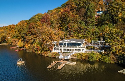 New Fairfield House | Escape to a Luxury Lakehouse Retreat- Chefs Indoor Outdoor Kitchen Hot Tub Steam