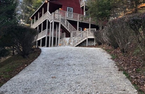 Piney Creek House | Escape to a Relaxing Getaway in the Mountains