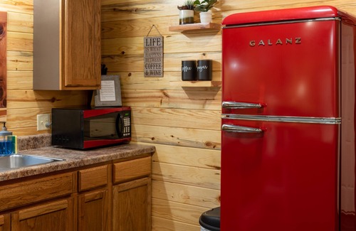 Mena Cabin | Escape to cozy 2-bedroom cabin near Ouachita Forest 4 min drive away