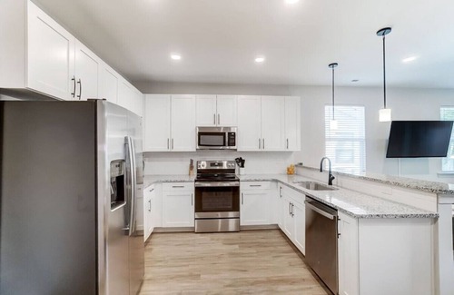 Oakdale House | Escape to Luxury I Uptown Stunner | Brand New