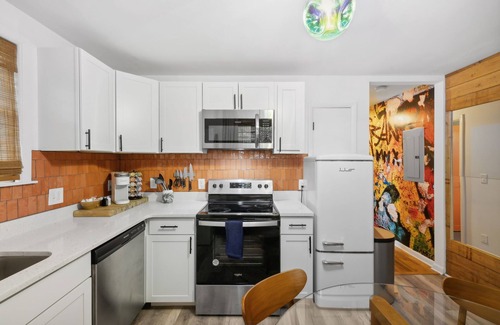 Madison House | Escape to Nashville: 15 min to Downtown & BNA, sleeps 4, gated parking!