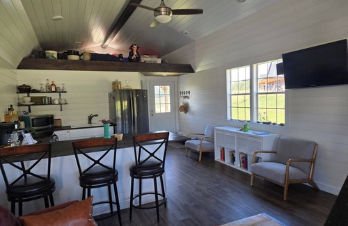 Boonville House | Escape to Nature - dog heaven near Katy Trail and I70. 80 acres, fire pit, wifi