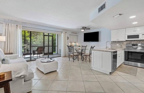 Ocean Walk Condo | Escape to Paradise- Short walk to Jupiter beach