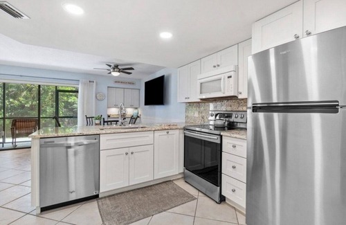 Ocean Walk Condo | Escape to Paradise- Short walk to Jupiter beach