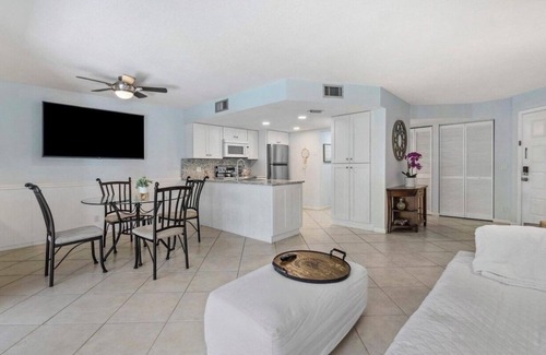 Ocean Walk Condo | Escape to Paradise- Short walk to Jupiter beach