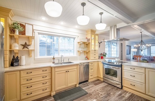 Westerose Cottage | Escape to Pigeon Lake/2BR Refuge