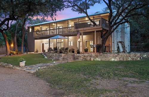 Hudson Bend House | Escape to Reames Dream BnB: Lakefront bliss with sand volleyball awaits!