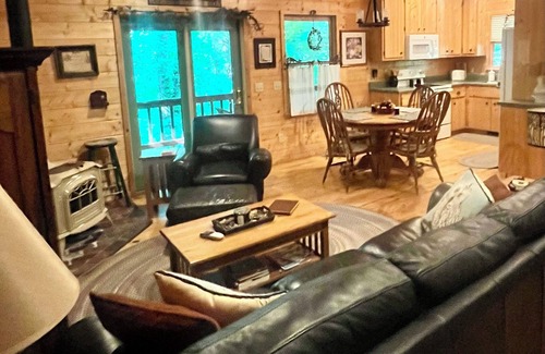 Blairsville Cabin | Escape to the Beautiful Cool Mountains of North Ga Beautifully decorated