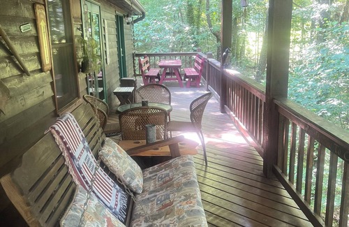 Blairsville Cabin | Escape to the Beautiful Cool Mountains of North Ga Beautifully decorated