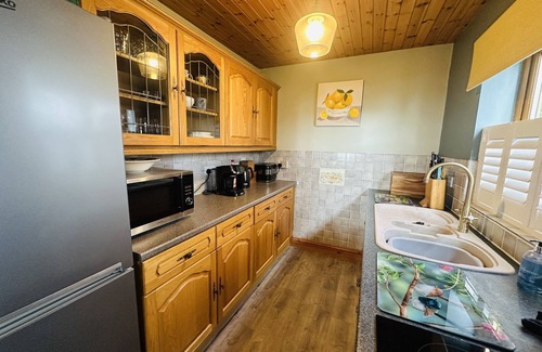 Pendine House | Escape to this charming 2 bedroom detached house with amazing sea views