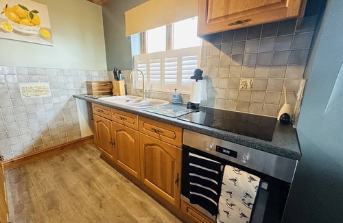 Pendine House | Escape to this charming 2 bedroom detached house with amazing sea views