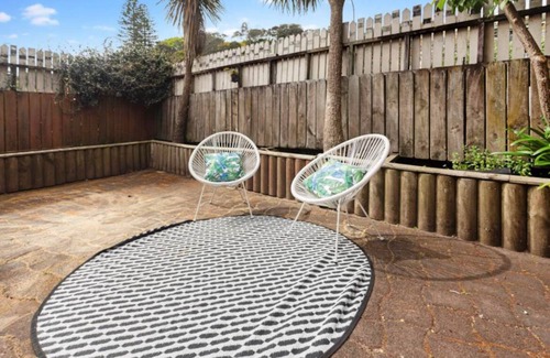 Mount Eden House | Escape to this sun-kissed double bedrooms Mount Eden mountain view house