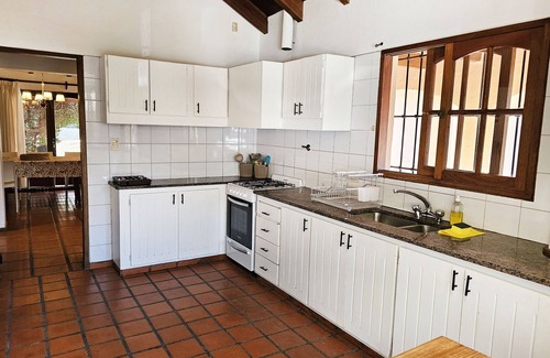 Chacras de Coria House | Espaciosa y cálida en medio de gran parque