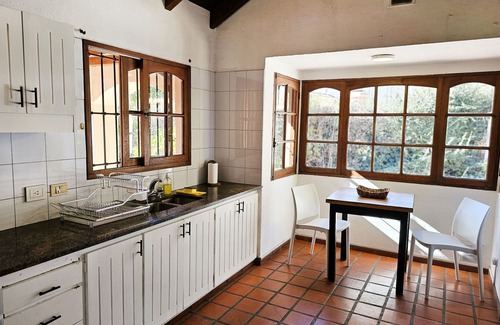 Chacras de Coria House | Espaciosa y cálida en medio de gran parque