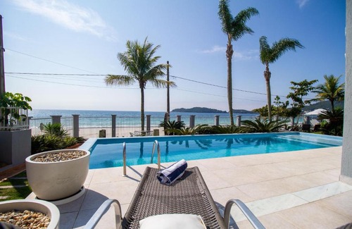 Centro House | Espetacular Casa Frente ao Mar em Bombinhas - SC