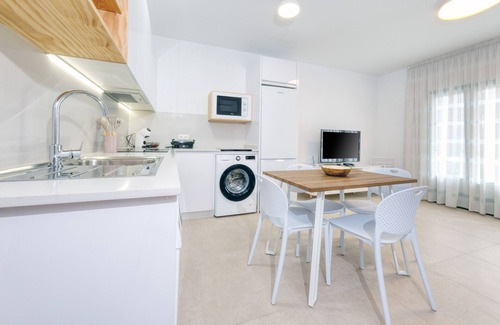 Puerto del Carmen Ski Chalet | Essence del Carmen Beach-air-con